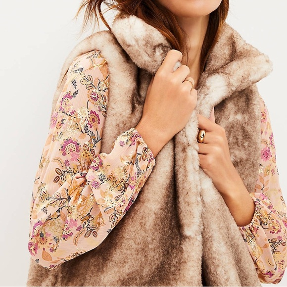 NWT Loft Faux Fur vest neutral cream gray with pockets vegan hidden closure - Picture 5 of 7